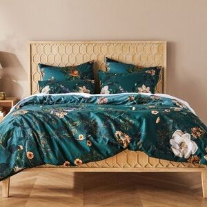 Anthropologie Henrik Organic Sateen Queen Duvet with Matching Shams. EUC